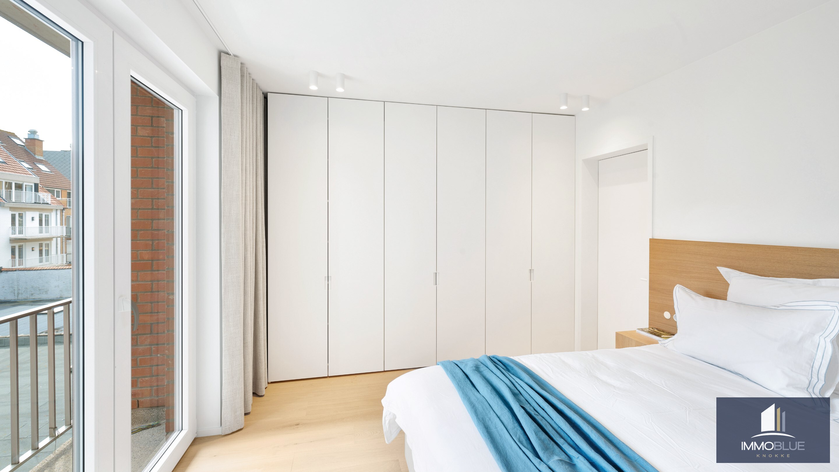 Centraal gelegen, volledig gerenoveerd appartement met drie slaapkamers. 