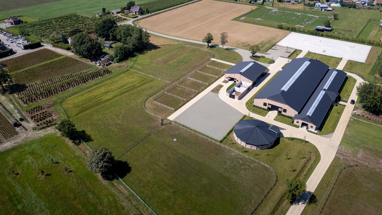 Exclusieve professionele hippische accommodatie (nieuwbouw) met villa op ca. 9 ha te Neerpelt 