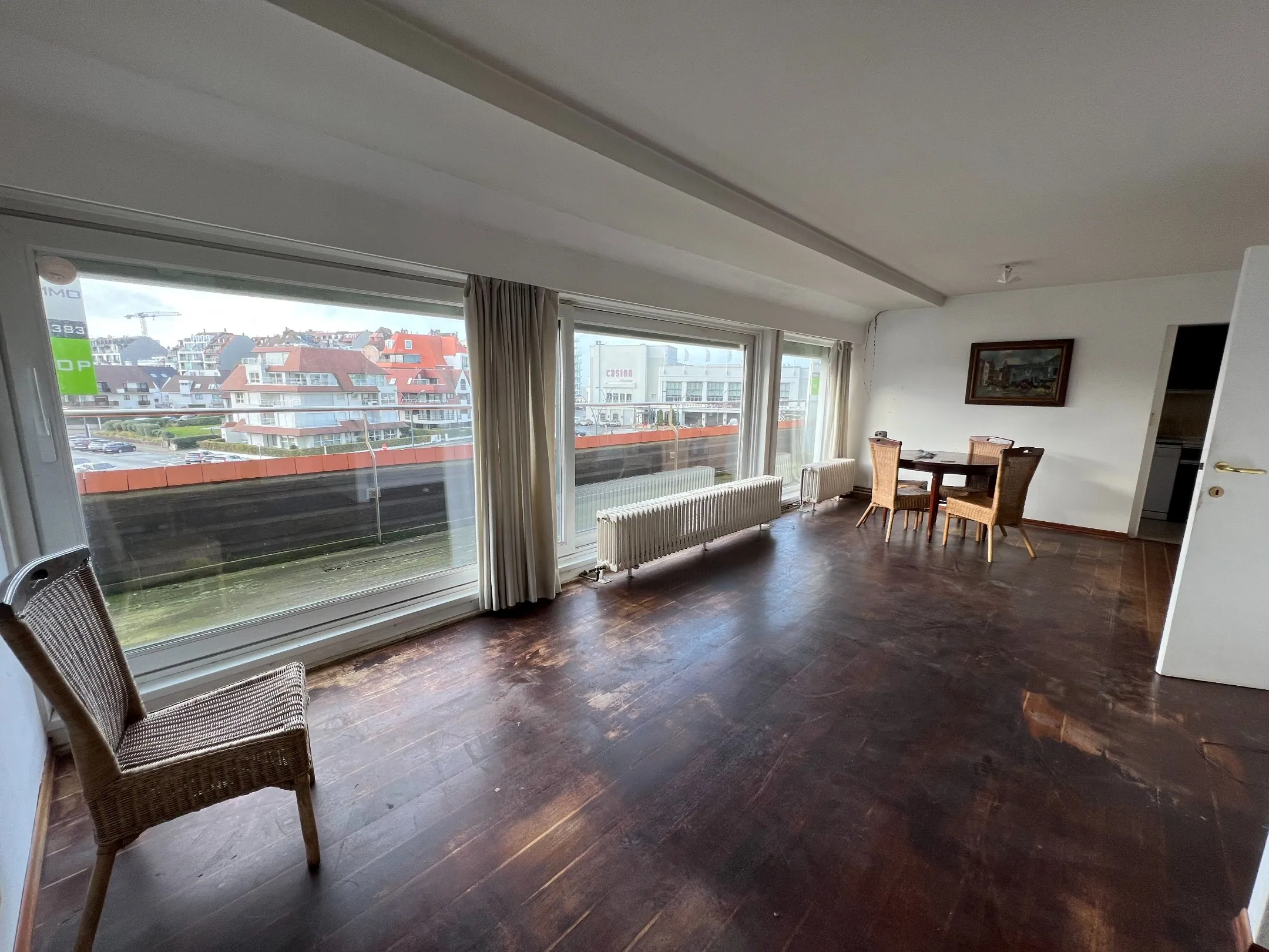 Te renoveren duplex appartement met open zicht en west georienteerd terras met prachtige open zichten, gelegen vlakbij het casino te Knokke.