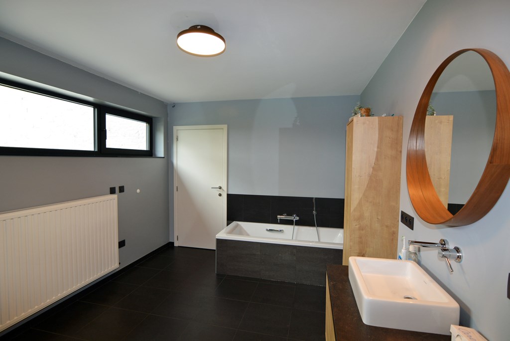 Moderne, energiezuinige woning met 4 slpks op 7a 7ca. 