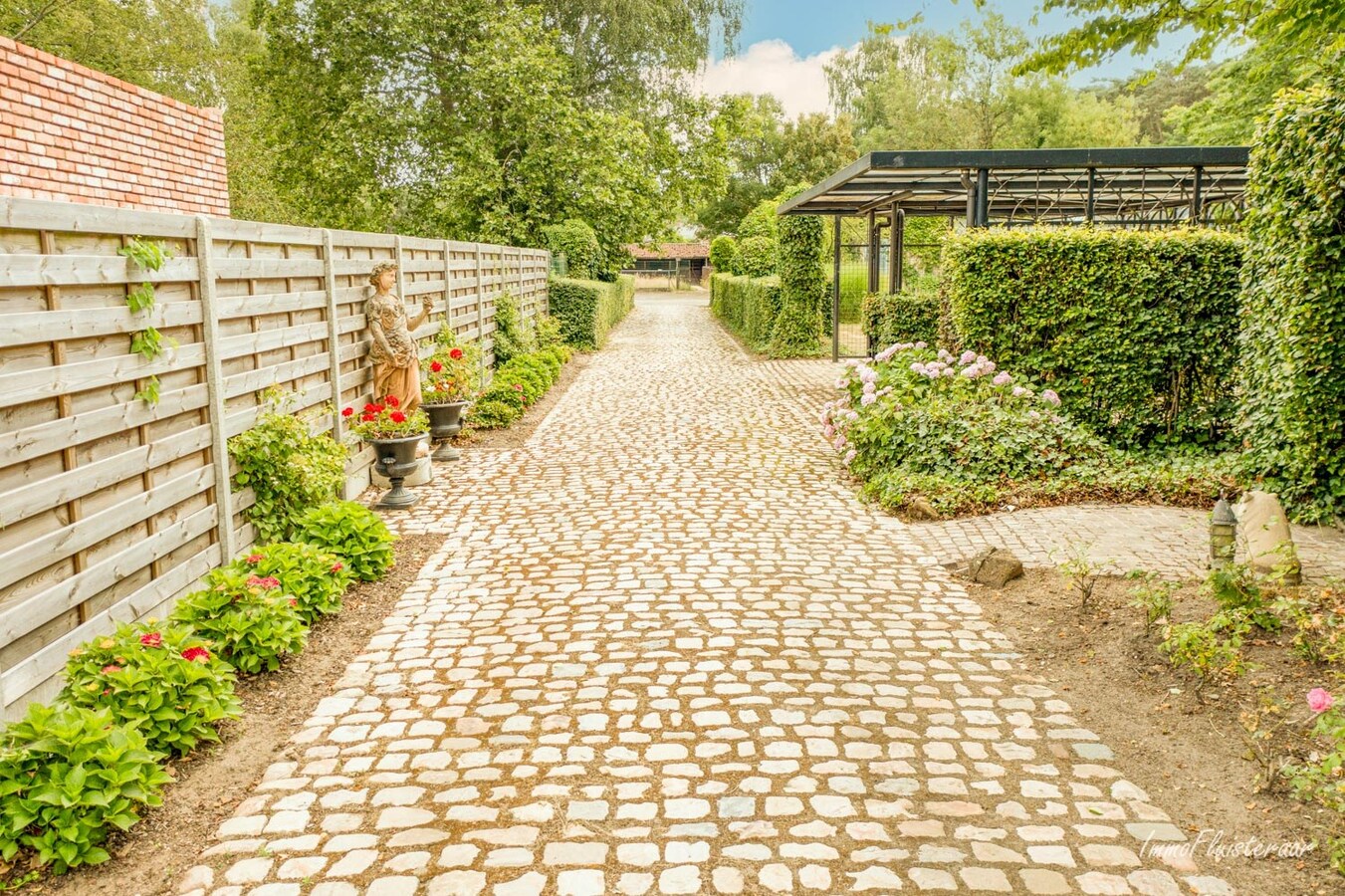 Ruime laagbouwwoning met magazijn, sierserre, aanhorigheden en stallen op ca. 75a te Messelbroek (Scherpenheuvel-Zichem; Vlaams-Brabant) 