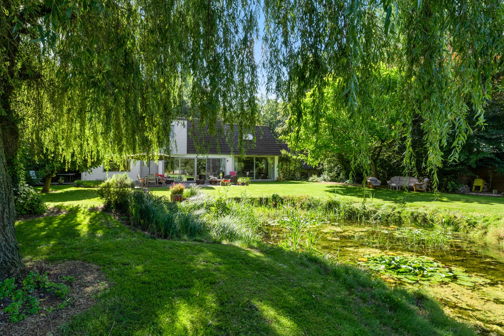 Villa met ruime tuin en praktijkruimte (+/- 4000 m&#178;), Groenhove Torhout 