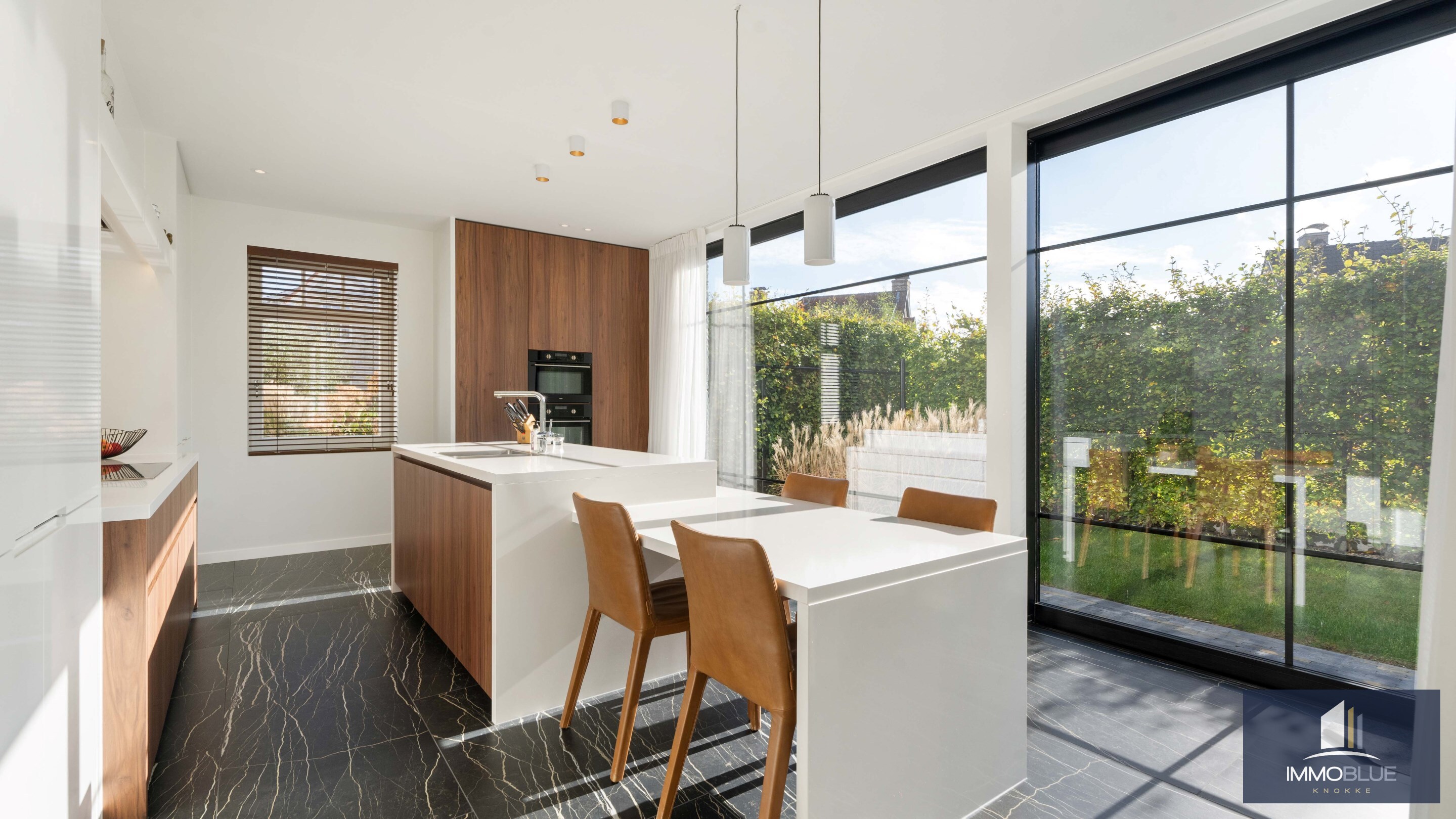 Exclusieve villa gelegen in een rustige, residenti&#235;le wijk . 