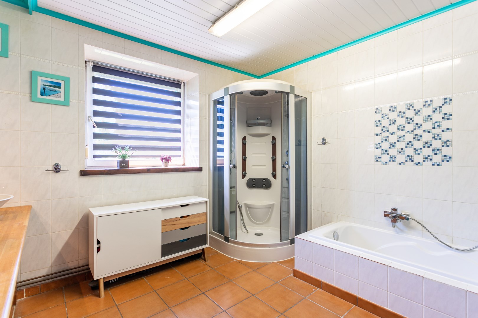 Ruime kangoeroewoning met 6 slpks, 2bdks, 2 garages en tuin te Oetingen 