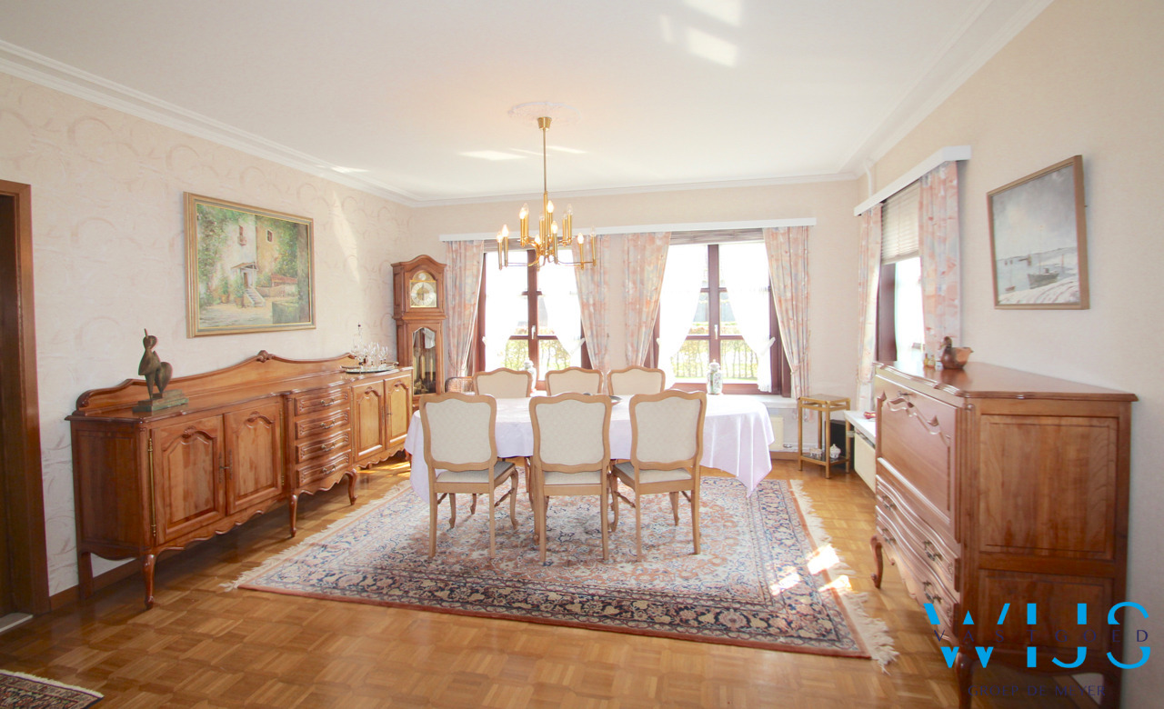 Prachtige instapklare en ruime woning op 1547m&#178;  te OOSTEEKLO 