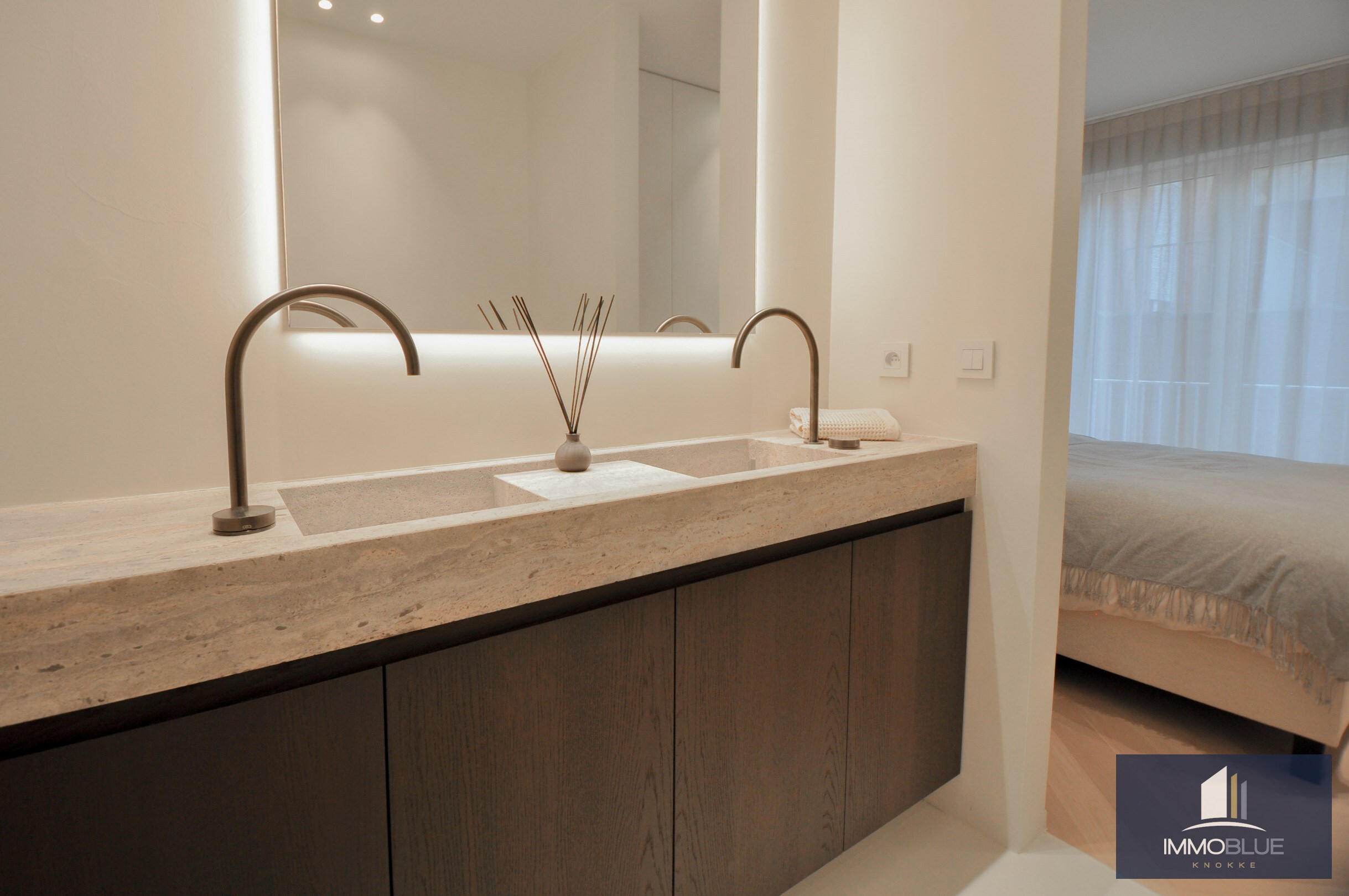 Exceptionnel, appartement enti&#232;rement r&#233;nov&#233;, intemporel avec une vue d&#233;gag&#233;e. 