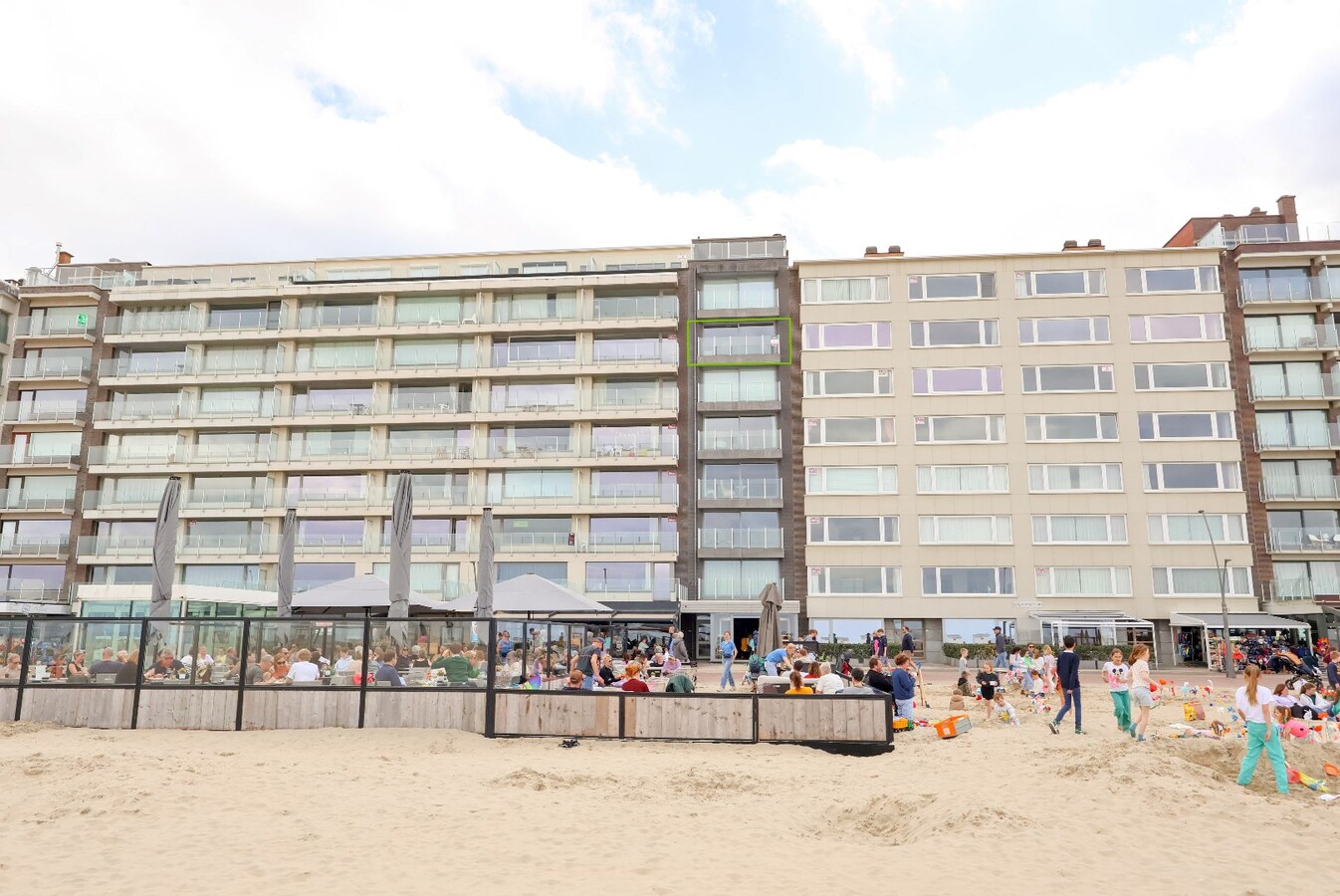 Prachtig appartement met frontaal zeezicht op de zeedijk Oostduinkerke 