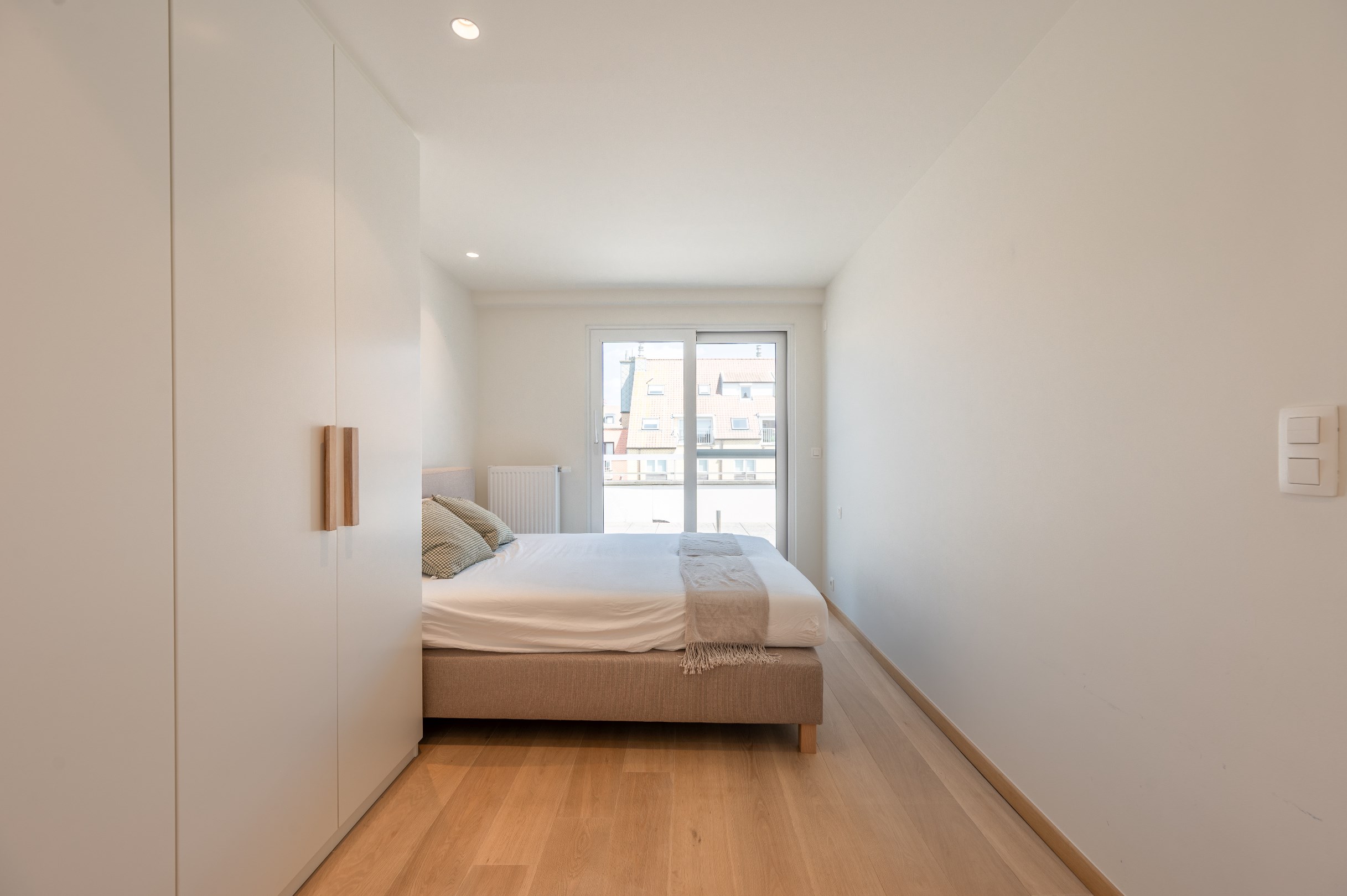 Prachtig instapklaar duplex-appartement met zonnige terrassen genietend van een open zicht en tevens zeezicht (Mogelijkheid tot aankoop van een inpandige garagebox). 