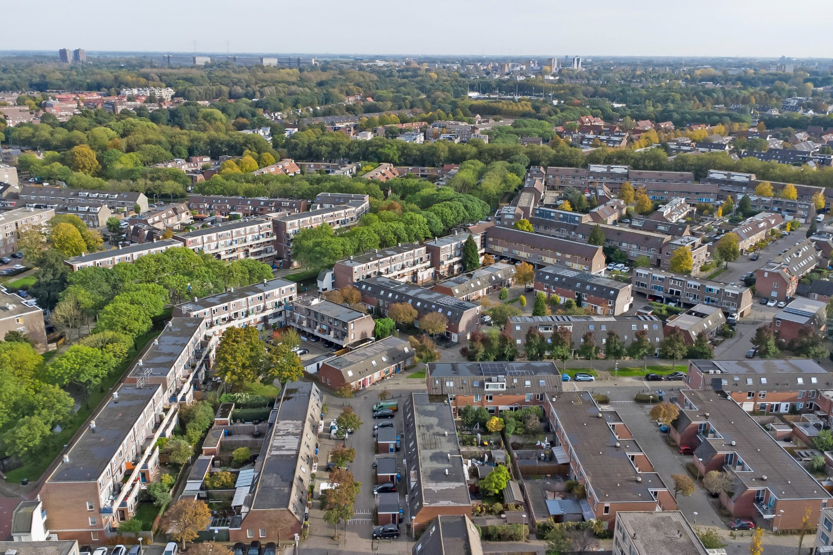 Starters opgelet! keurig 4 kamer tussenwoning met parkeerplaats voor deur, 3 slaapkamers, keurige keuken en badkamer, ruime onderhoudsvriendelijke tuin welke gelegen is op het zuidwesten. 