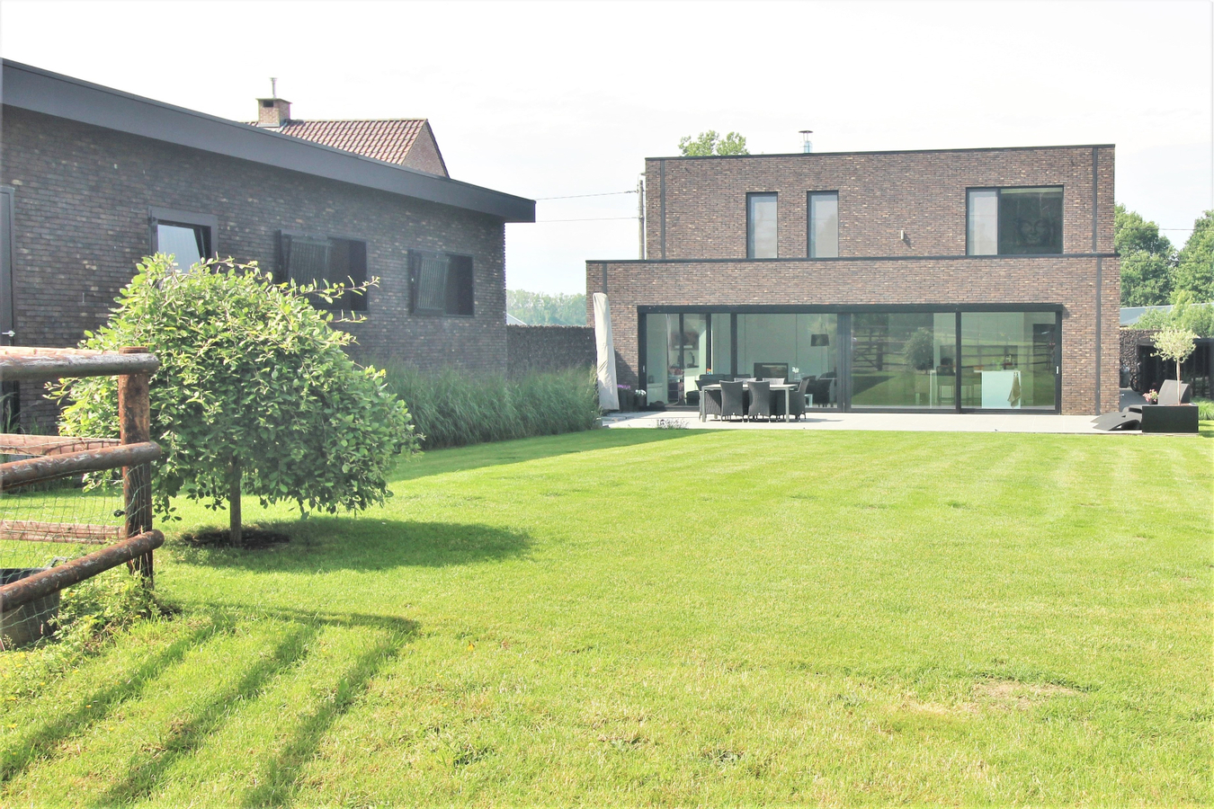 Recent house with stable building, shelter and meadows at approximately 74 a in Lubbeek (Flemish Brabant). 