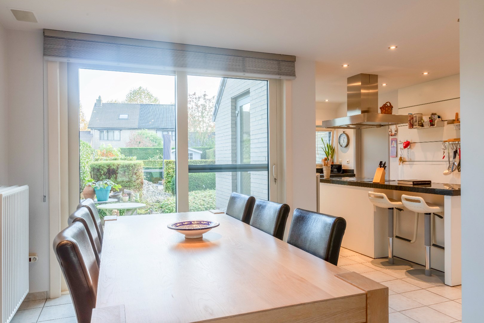 Verzorgde en instapklare halfopen bebouwing met zuidertuin en garage. 
