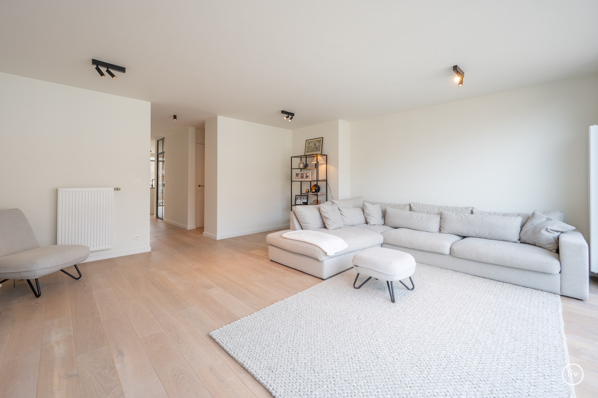 Prachtig, ruime en tevens r&#233;cente triplex (199 m2) in een zijstraat van de lippenslaan vlakbij de zeedijk te Knokke. 