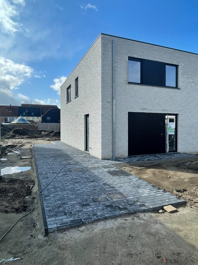 Volledig afgewerkte half-open nieuwbouwwoning te huur in Eernegem 