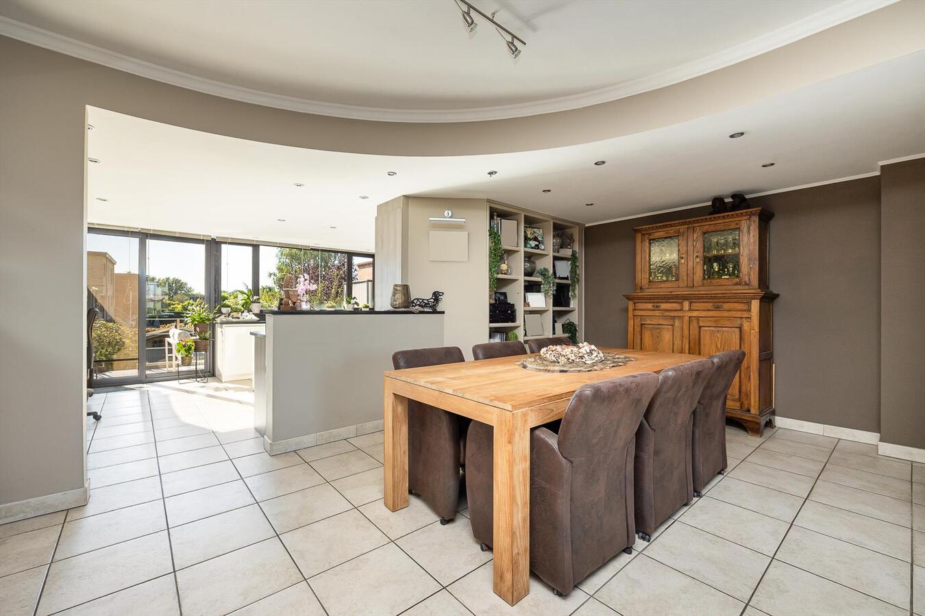 Zeer ruime bel-&#233;tage woning in een rustige woonwijk! 