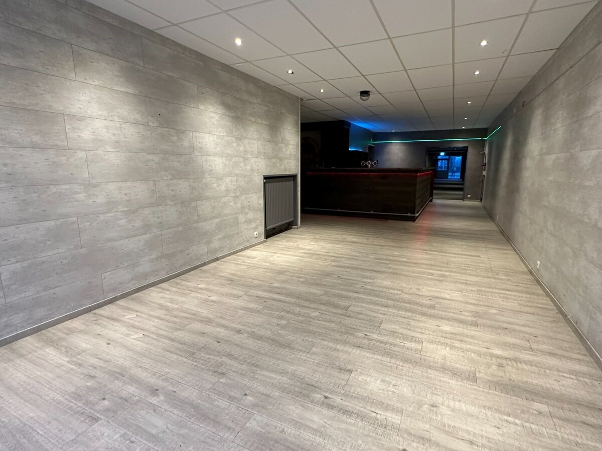 Handelspand 546 m&#178; met veel mogelijkheden en 8 parkeerplaatsen 