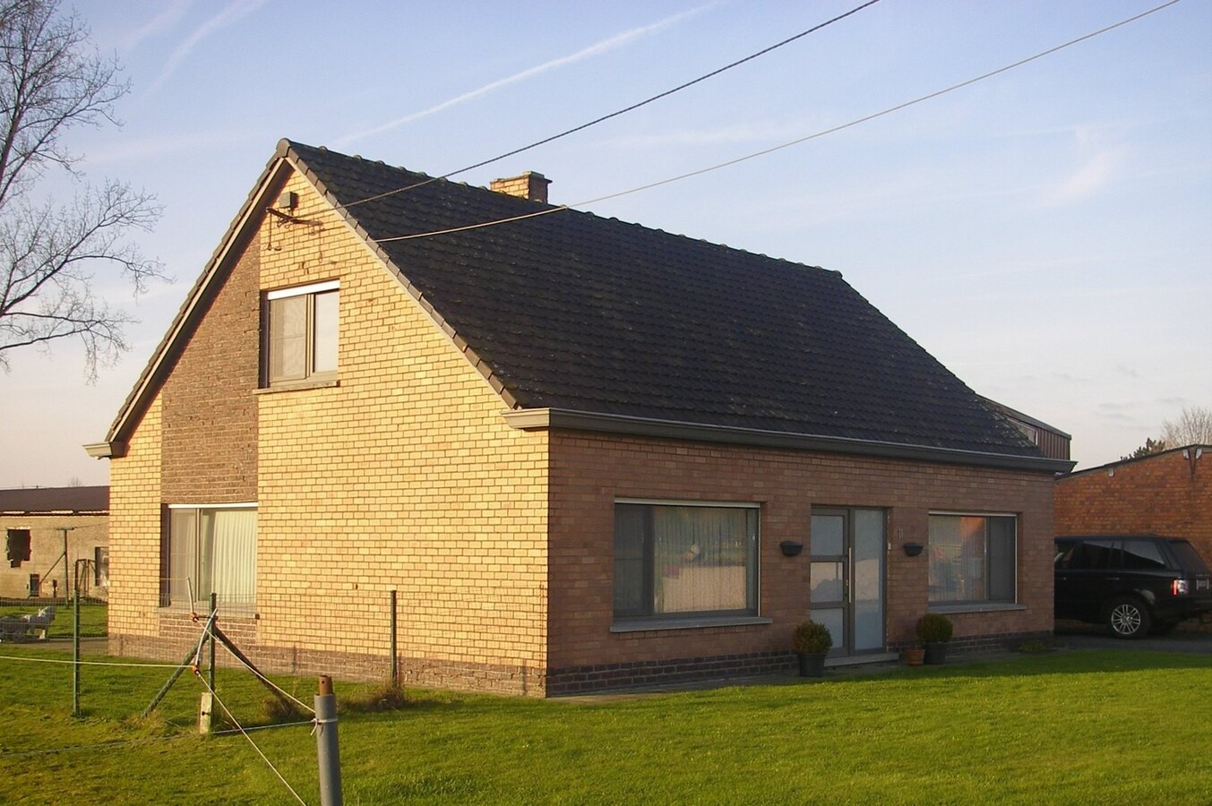 Landelijke woning met 2 stallen op ca. 6310m2 te Ruiselede. 