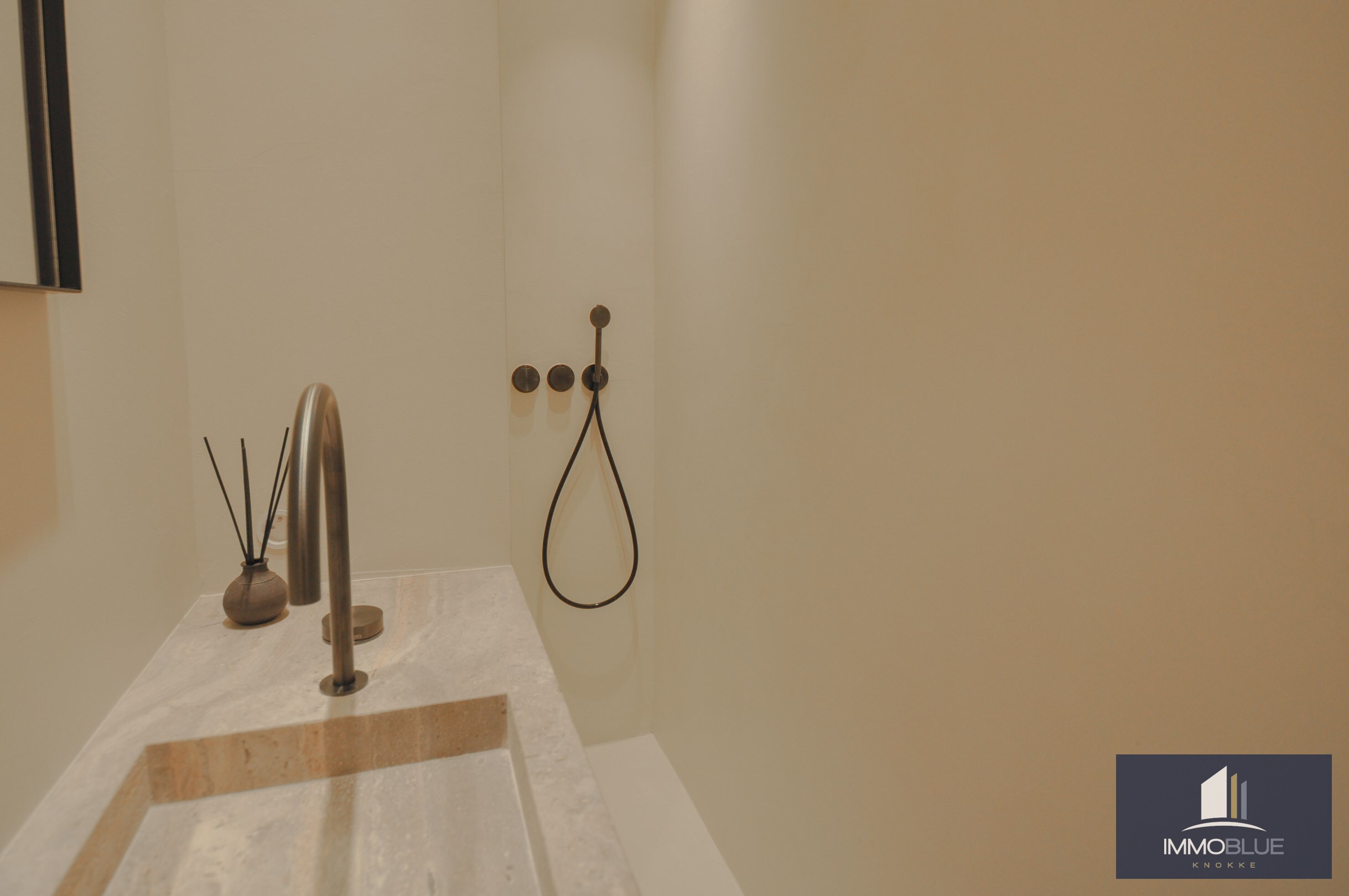Uitzonderlijk ,tijdloos volledig gerenoveerd appartement met een open zicht . 