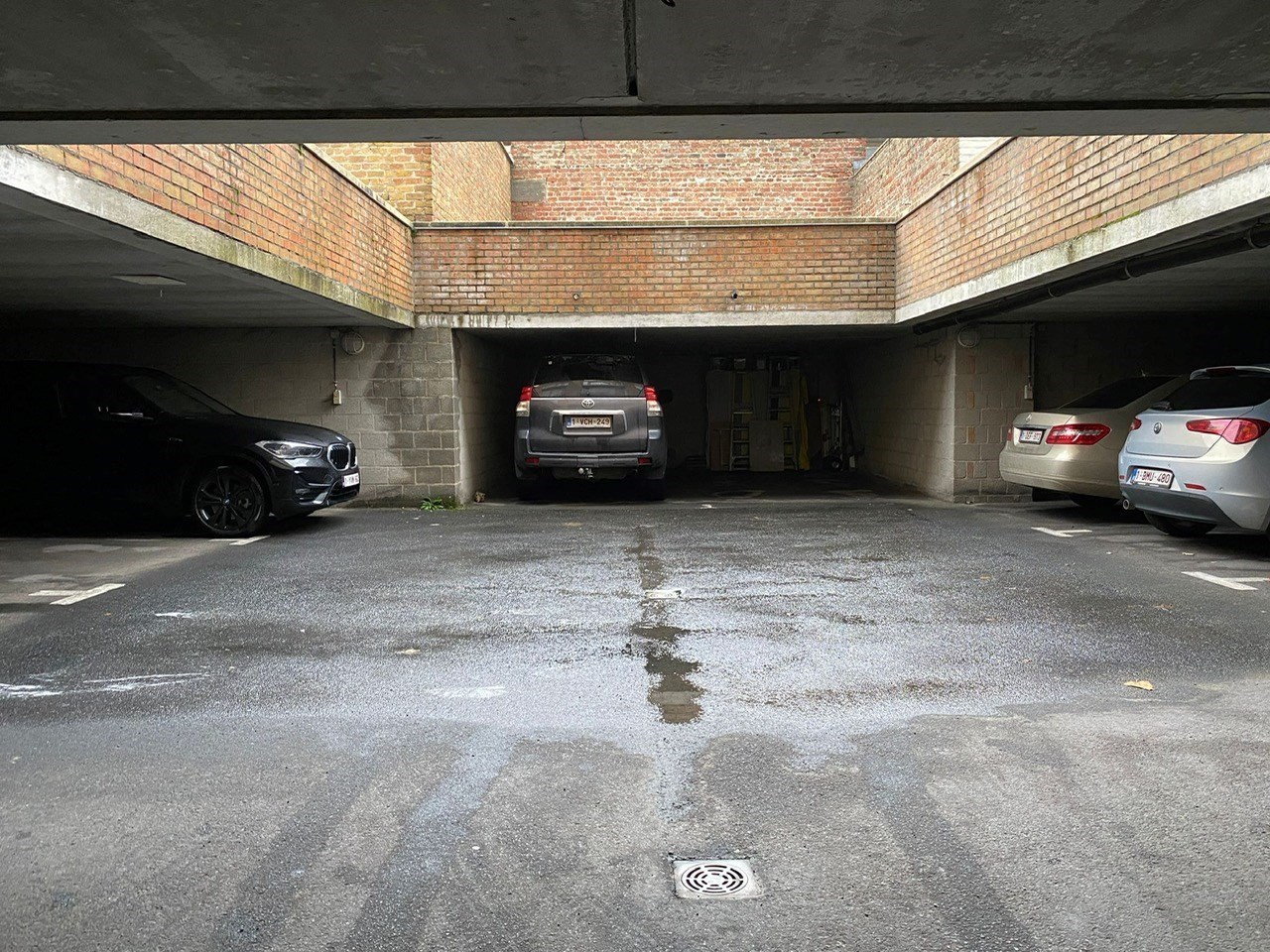 Emplacement au rez-de-chauss&#233;e sur l&#39;avenue Koningslaan, &#224; distance de marche du centre, situ&#233; &#224; proximit&#233; de l&#39;avenue Lippens et de la digue d&#39;Albertstrand. 