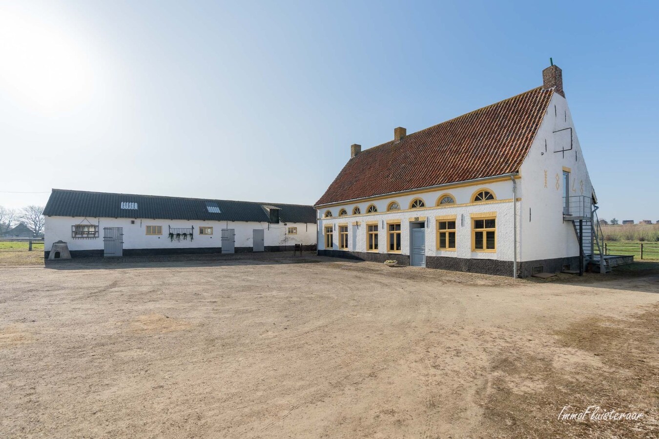 Idyllische en multifunctionele eigendom met stalling, bijgebouwen en renbaan op ca. 7ha 