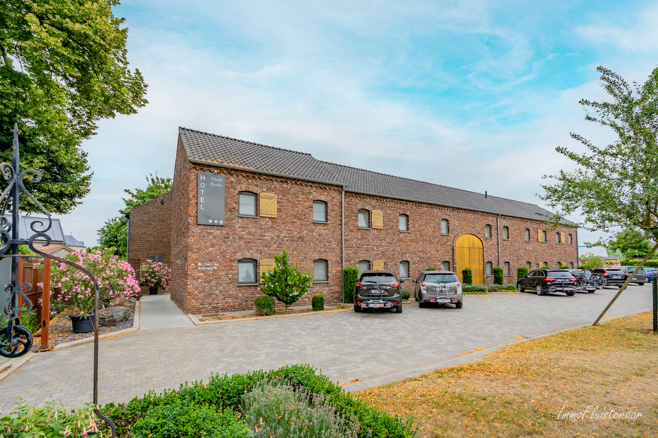Unique property including a hotel and residential house on approximately 42 acres in Aldeneik (Maaseik). 