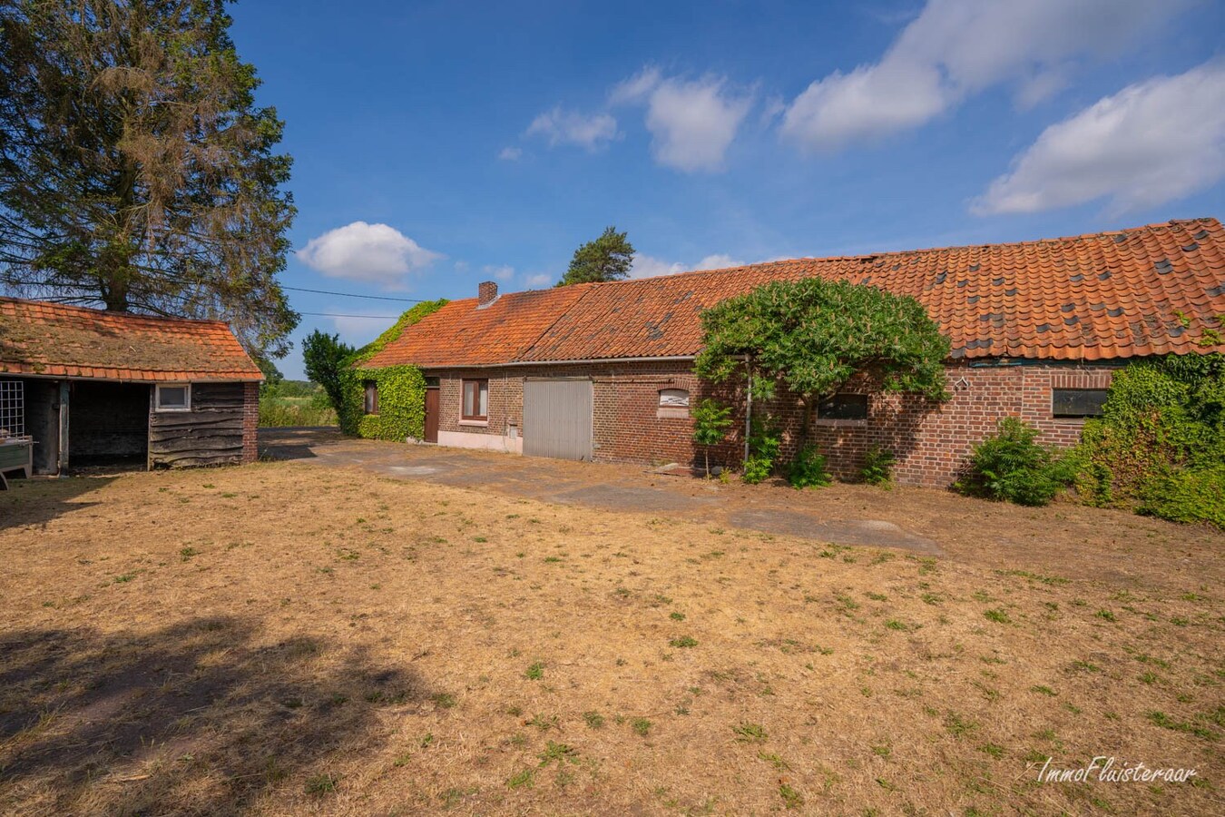 Beautifully located to be renovated farmhouse on approximately 3.32 hectares in Kinrooi. 