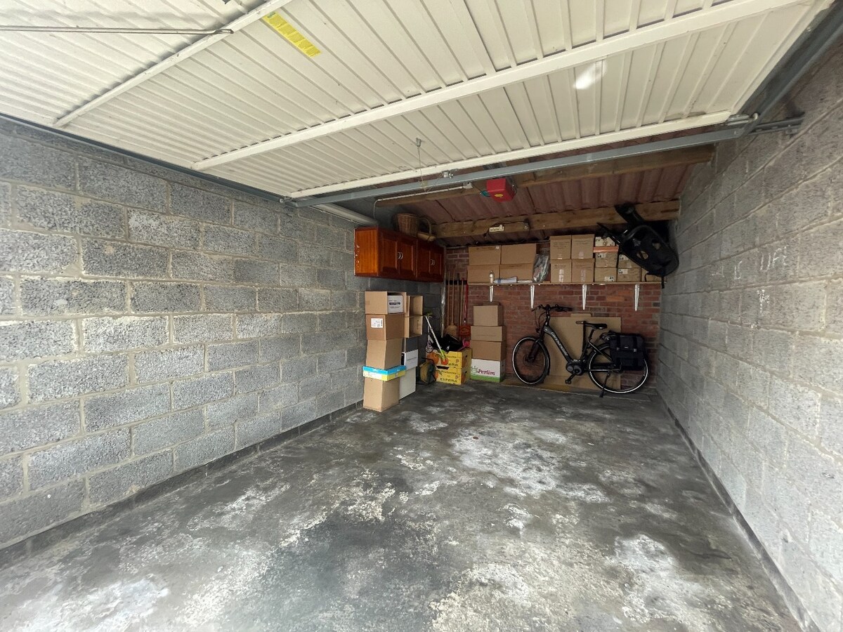 1 afgesloten gemetste garage met elektriciteit en sectionale poort te Roeselare 