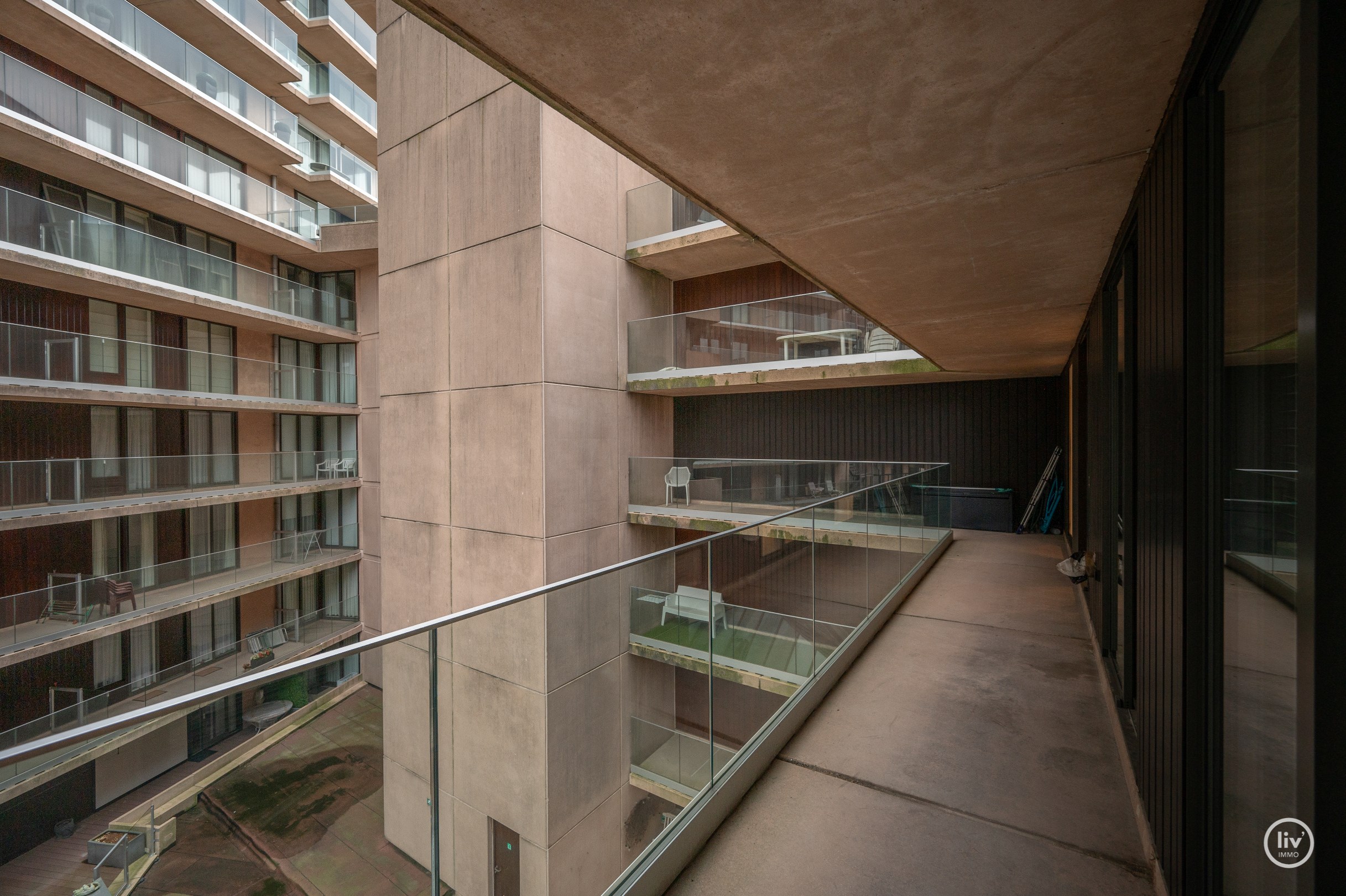 Appartement spacieux (115 m&#178;) et enti&#232;rement r&#233;nov&#233; avec une magnifique vue sur la mer, id&#233;alement situ&#233; sur la place Van Bunnen &#224; Knokke. 