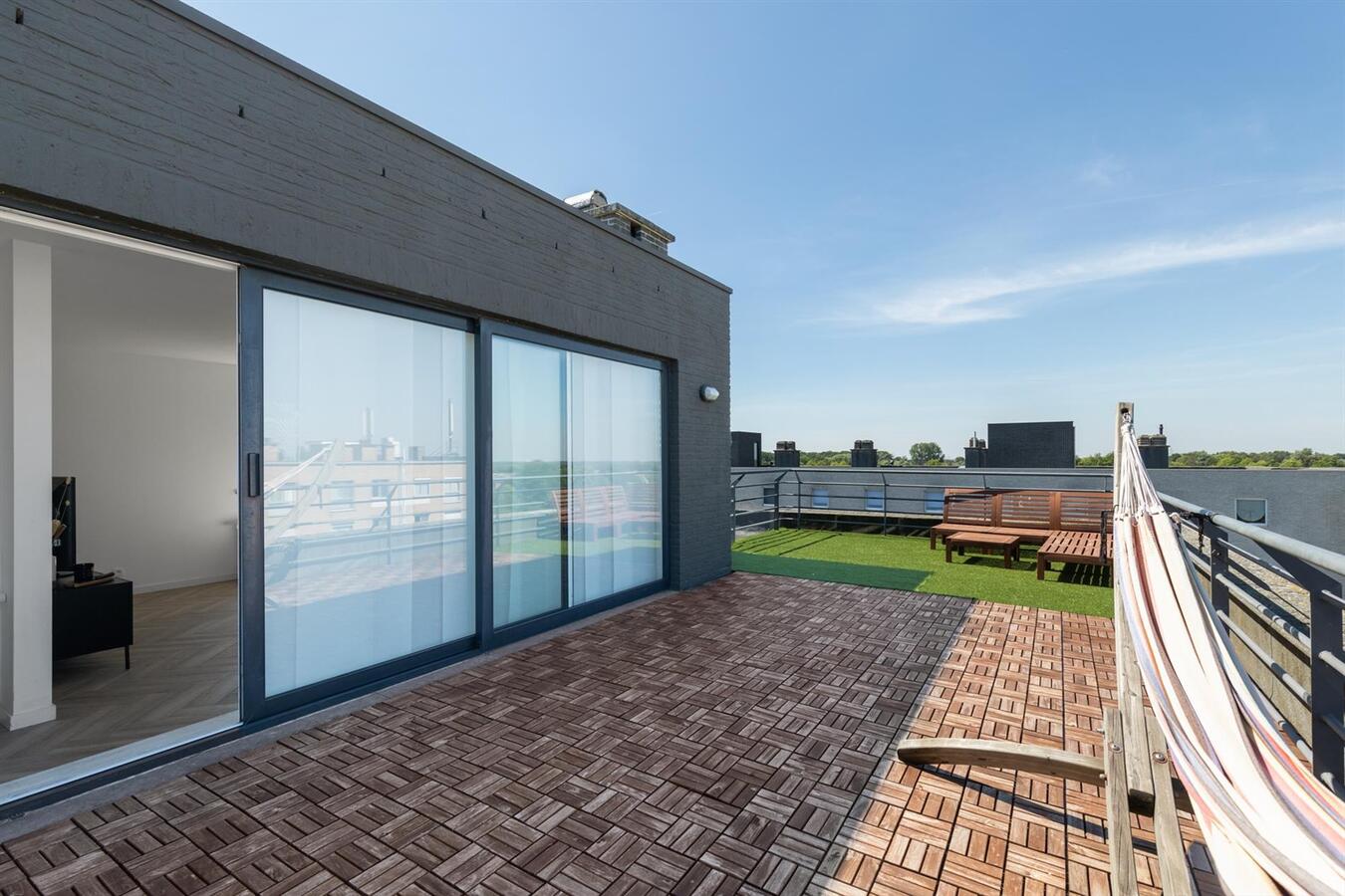 Kwalitatief gerenoveerd appartement met terras van 35m&#178;! 