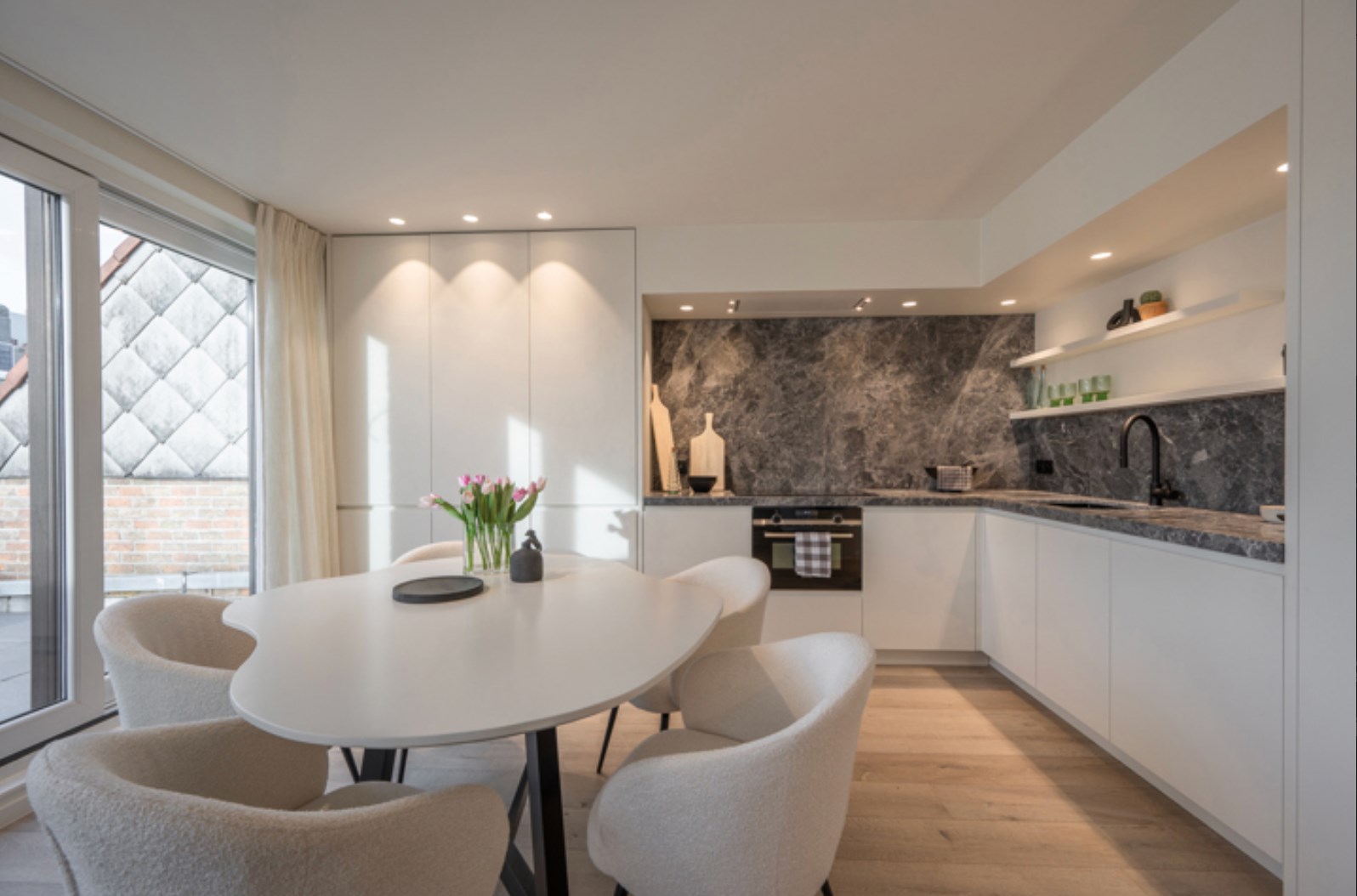 Integraal gerenoveerd dak-appartement met zonne-terrassen op 20 meter wandelafstand van de zeedijk-Albertstrand. 