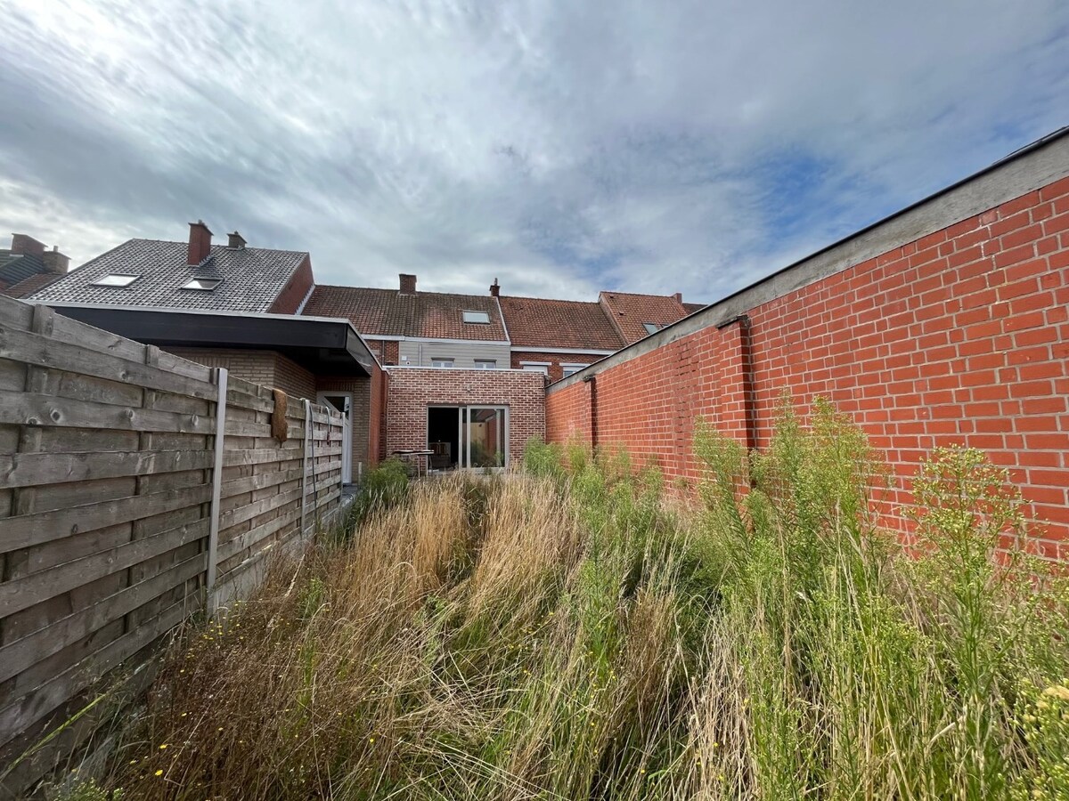 Centraal gelegen, verzorgde 4 slpk-woning met tuin en grote garage, tussen Rumbeke en Roeselare 