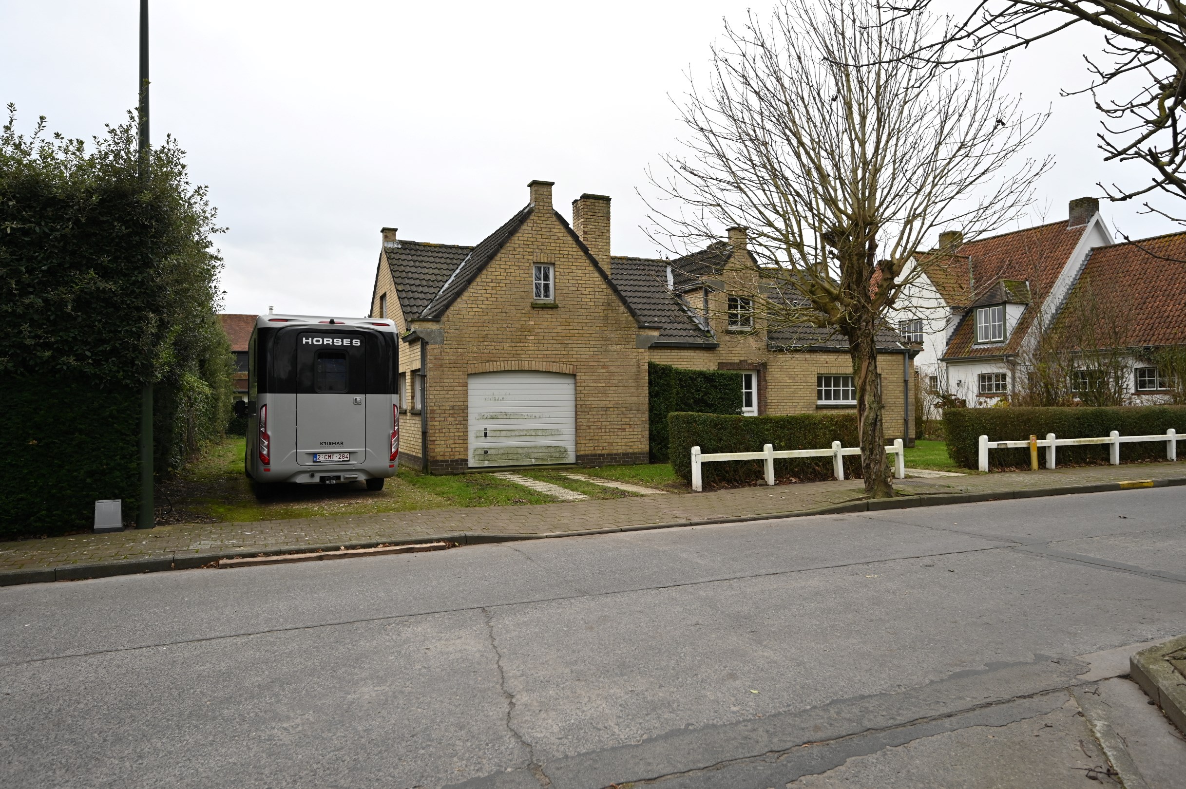 Rustig gelegen villa  op een prachtig perceel van 937 m&#178; in een residenti&#235;le wijk vlakbij de invalswegen en op enkele minuten rijden van het centrum van Knokke en het Zoute. 