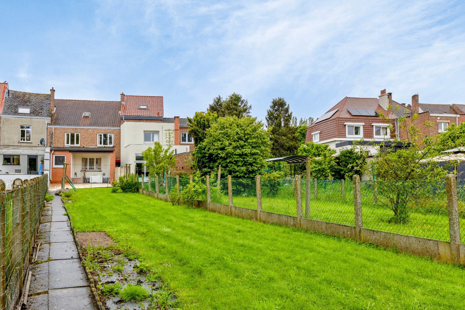 Ruime  woning met 3 slpks, zolder, garage en tuin te Huizingen 