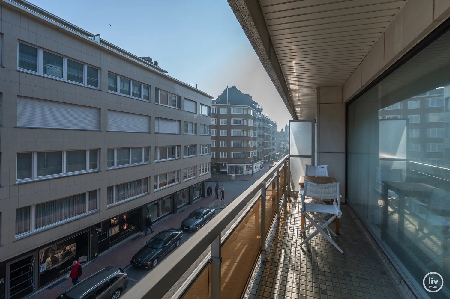 Op te frissen 2-kamer appartement  op de Kustlaan nabij het Albertstrand met ruim balkon.