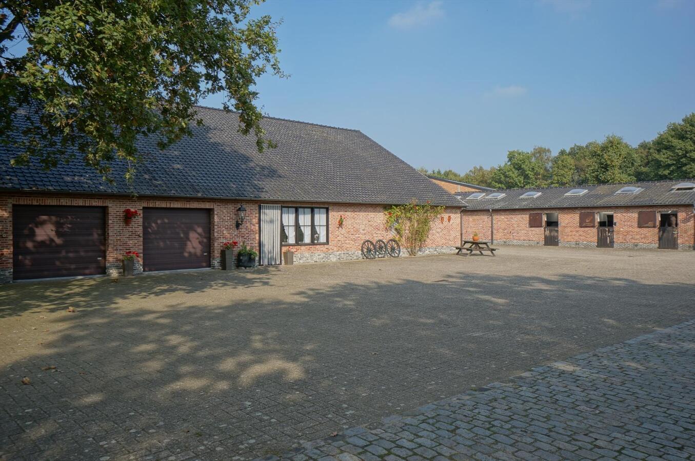 Exclusieve eigendom met binnenpiste op ca. 3,5 ha te WESTMALLE 