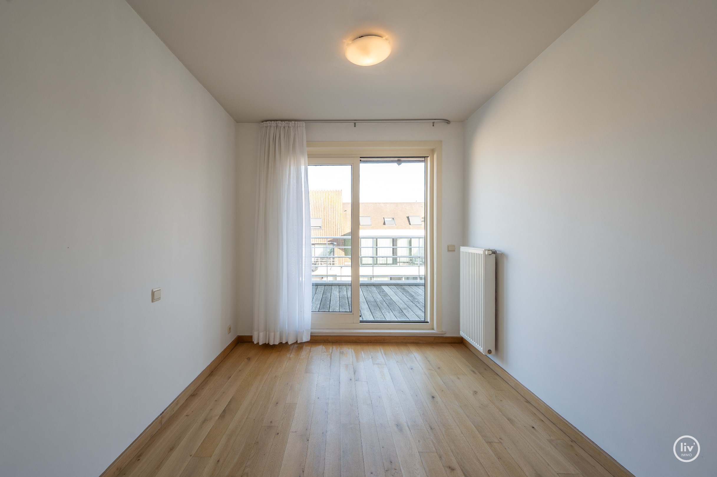 Aangename op te frissen duplex  met mooie terrassen centraal gelegen op de Leopoldlaan te Knokke. 