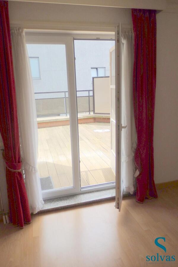 Uitstekend gelegen 2 slaapkamer appartement met zonnige terrassen 