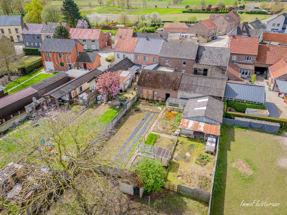 Te renoveren woning met diverse bijgebouwen en een weiland op ca. 25 a te Zoutleeuw 