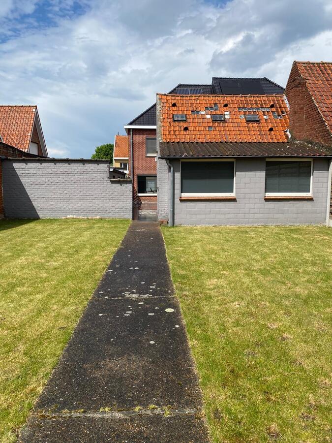 Gerenoveerde woning met terras, tuin en garage in centrum Oostkamp 