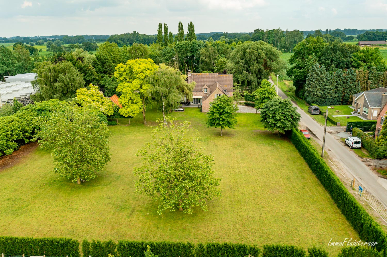 Prachtige villa in landelijk kader met stalgebouw en aanpalend grasland op 8.862m&#178;. 