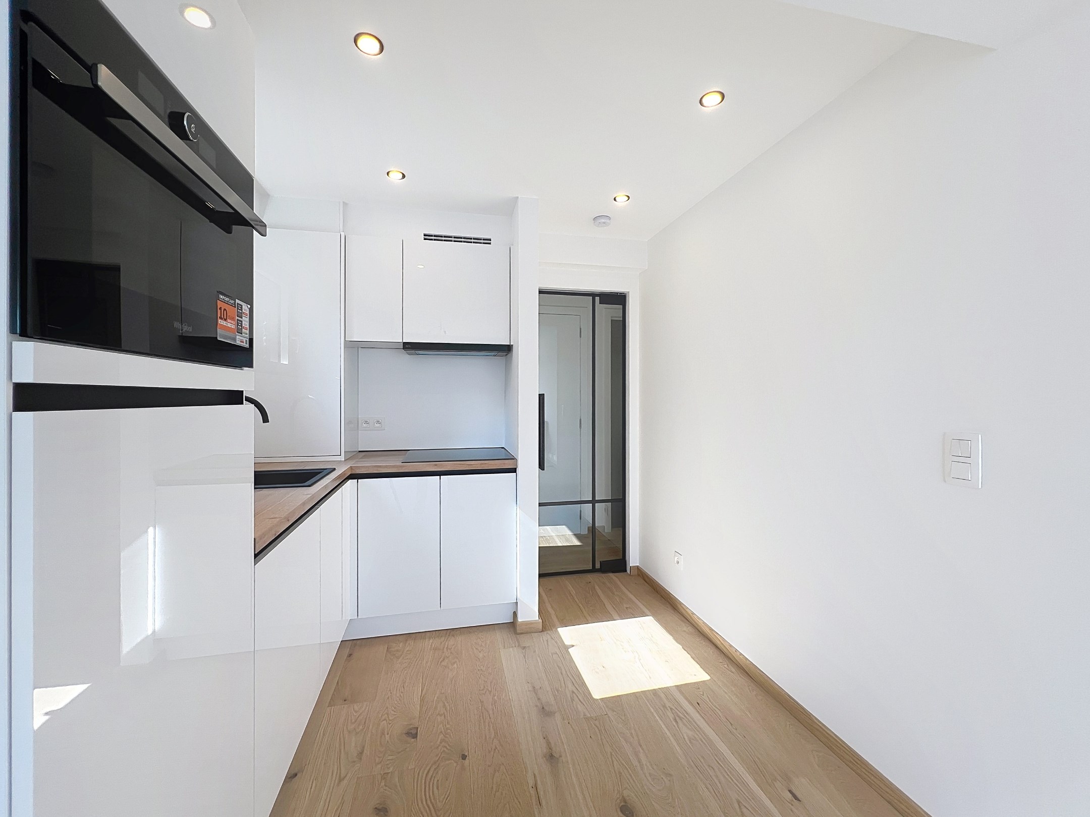 Volledig gerenoveerd appartement met 1 slaapkamer te koop gelegen te Heist. 