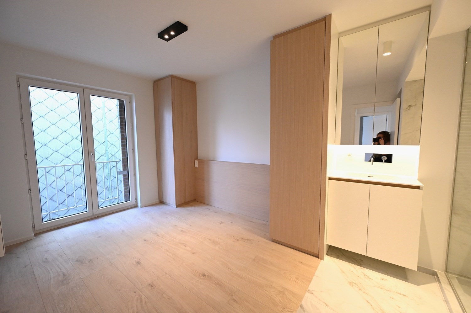 ONGEMEUBELD - NIEUW - Luxueus gerenoveerd appartement met 3 slaapkamers en met een OPEN ZICHT op het Burgemeester Frans Desmidtplein. 