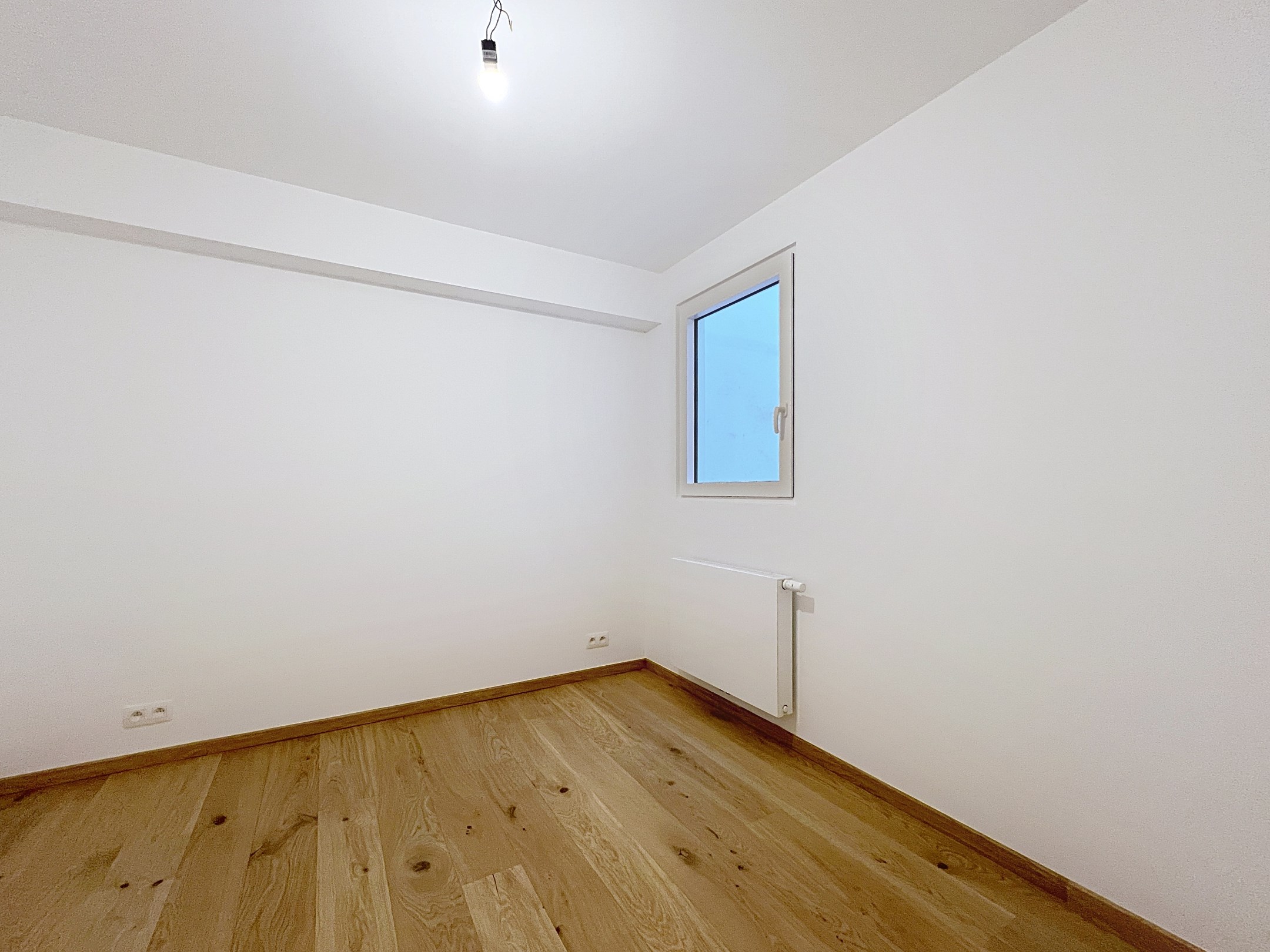Instapklaar 2-slaapkamerappartement met zijdelings zeezicht in verzorgd gebouw. 