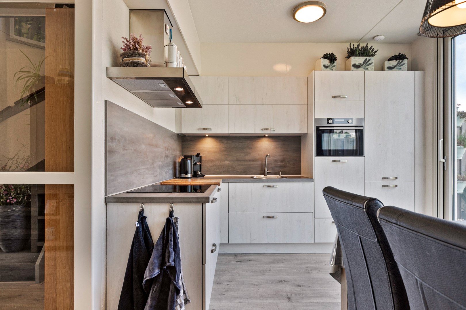 Keurige 6-kamer drive-in woning met moderne keuken, nette badkamer, 5 slaapkamers, zonnige tuin en eigen parkeerplaats! 