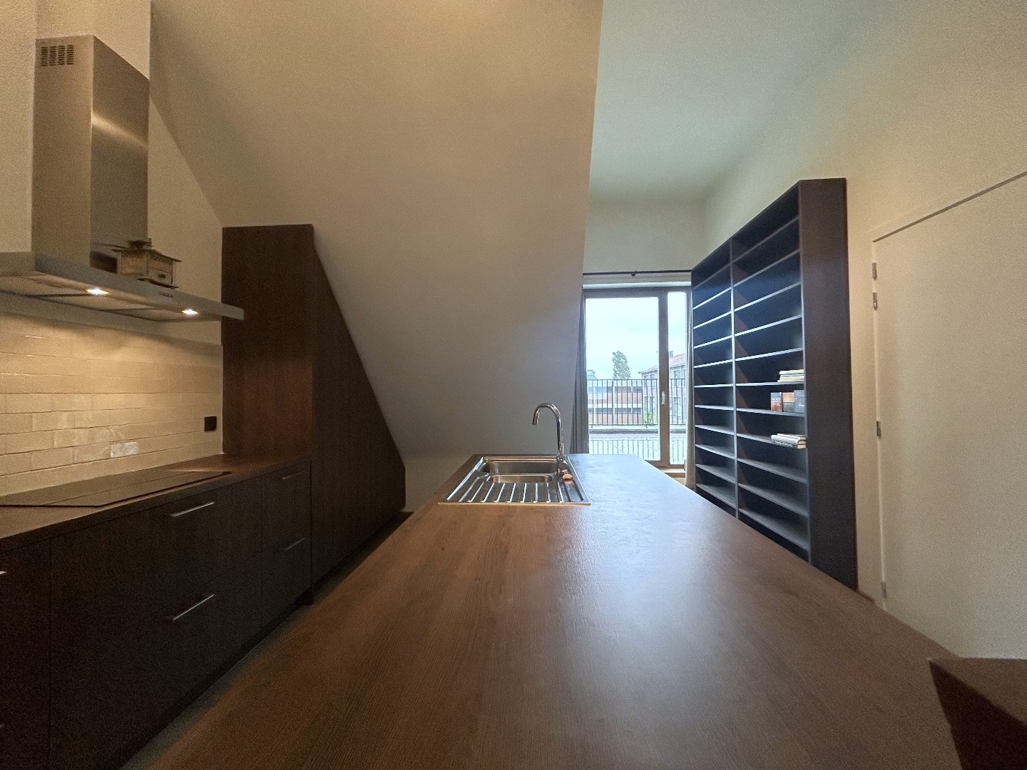 Bemeubeld dakappartement met 1-2 slpk. en uitzonderlijk terras in Geel-centrum 