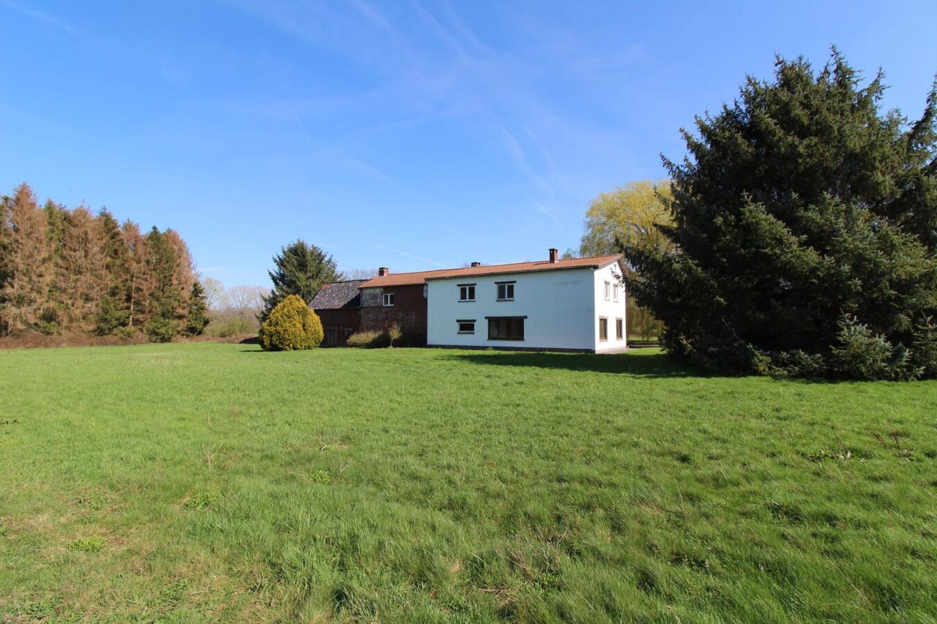 EN OPTION - Maison &#224; r&#233;nover dans un cadre rural avec annexes et prairies sur environ 6.7ha &#224; Nivelles (Brabant Wallon) 