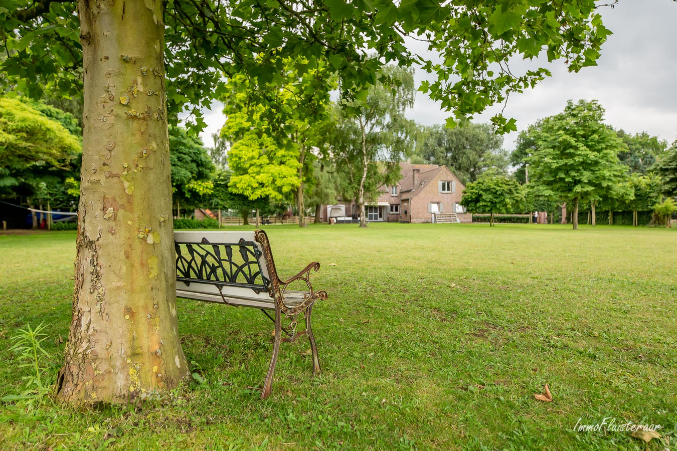 Prachtige villa in landelijk kader met stalgebouw en aanpalend grasland op 8.862m&#178;. 