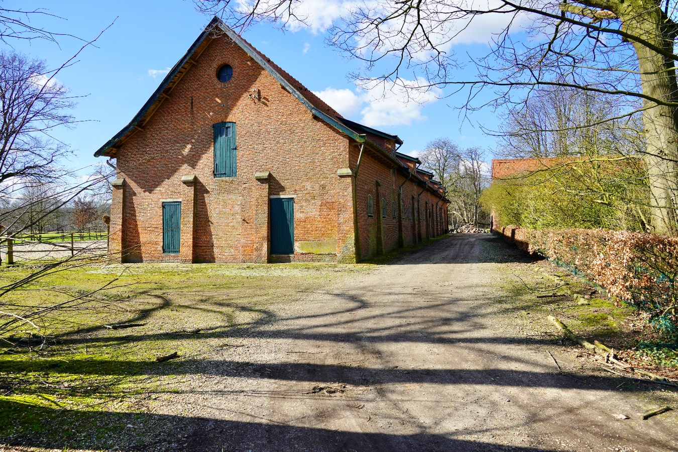 Charmante hoeve met paardenstallen en aanhorigheden op  ca. 15 Ha te Poppel 