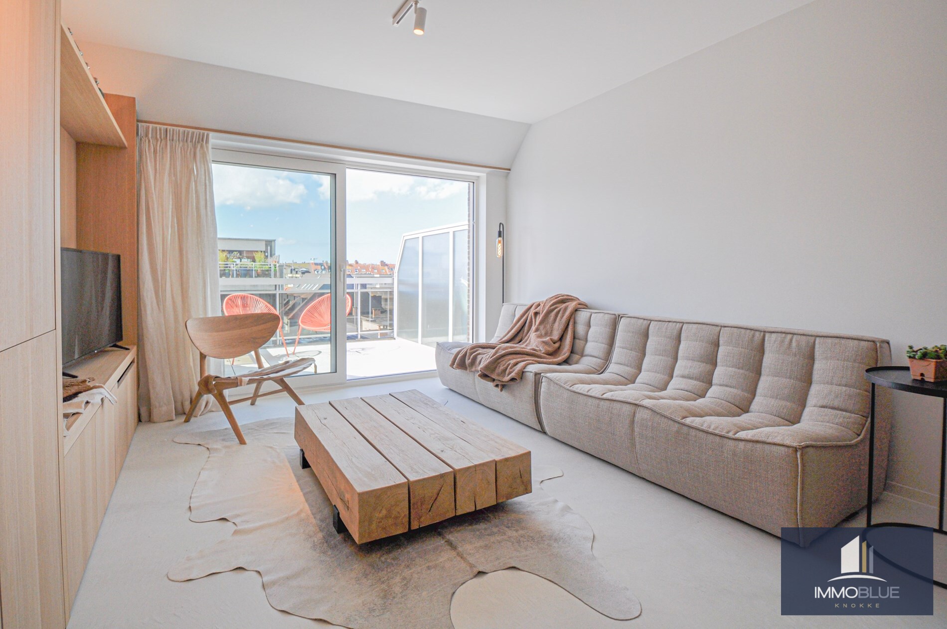Appartement enti&#232;rement r&#233;nov&#233; avec une grande terrasse ensoleill&#233;e. 