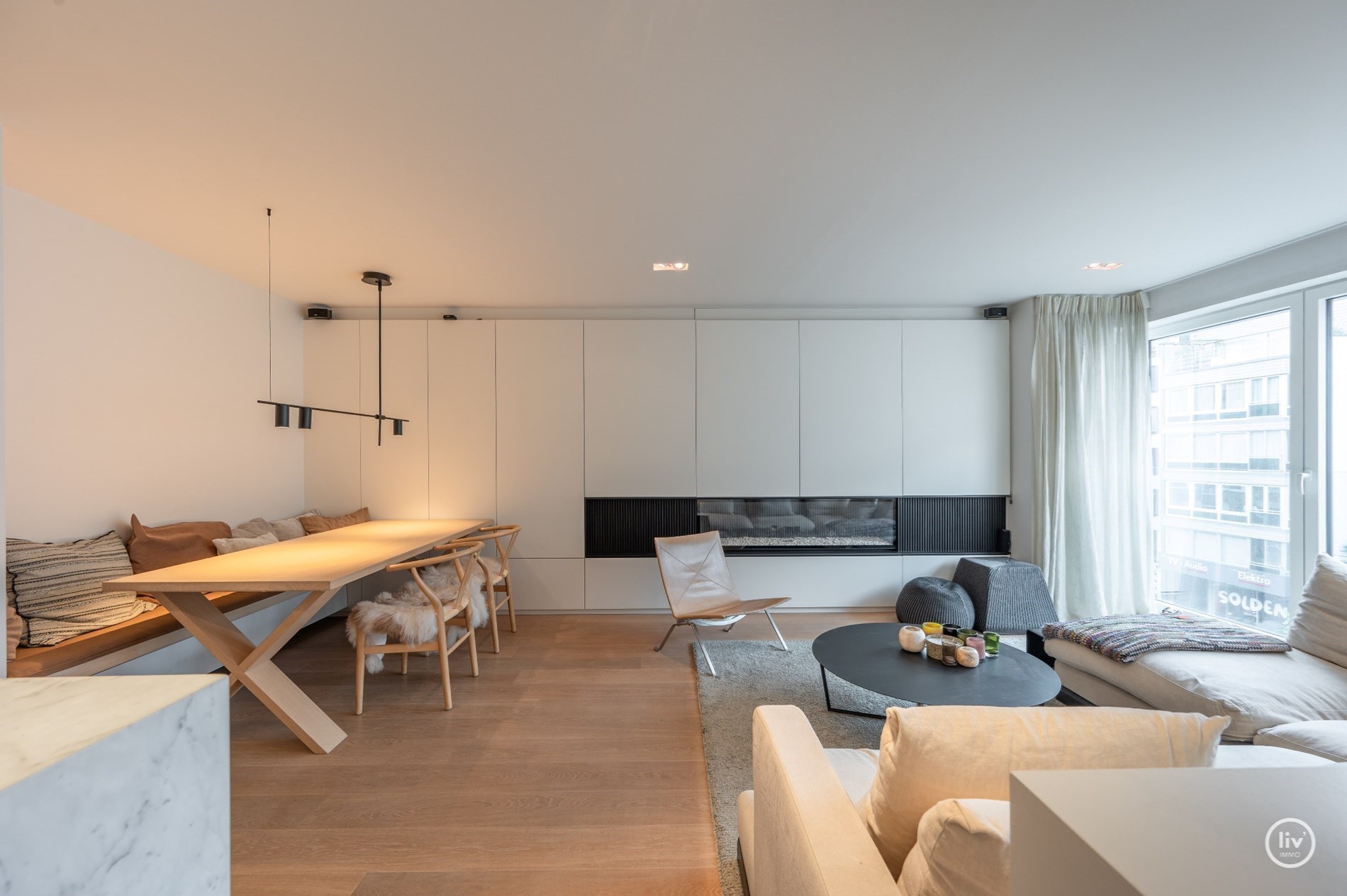 Mooi gerenoveerd, ruim 2 slaapkamer-appartement met mooie gevelbreedte centraal gelegen op de Lippenslaan te Knokke. 