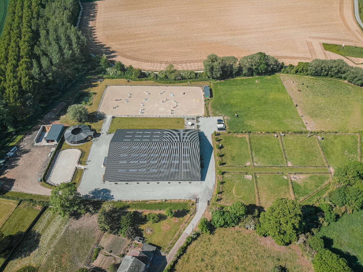 Professional recently built equestrian center on more than 3ha at Hannut (Luik/Li&#232;ge; Belgium) 